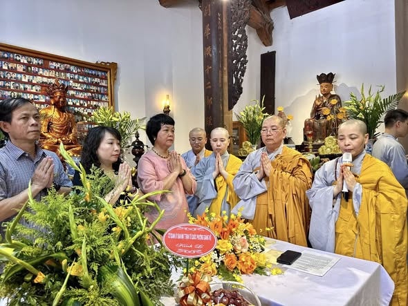 UB. MTTQ VIỆT NAM PHƯỜNG DỰ DẠI LỄ PHẬT ĐẢN VÀ TẶNG QUÀ CHO HỌC SINH CÓ HOÀN CẢNH KHÓ KHĂN TẠI CHÙA KIM SƠN- Ảnh 1.