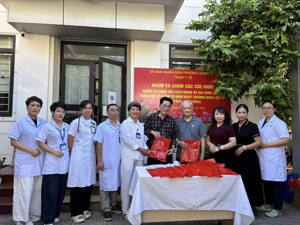 Trạm y tế phường tổ chức khám, tư vấn và chăm sóc sức khỏe cho người có công - Ảnh 2.