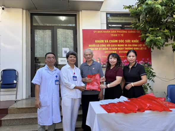 Trạm y tế phường tổ chức khám, tư vấn và chăm sóc sức khỏe cho người có công - Ảnh 1.