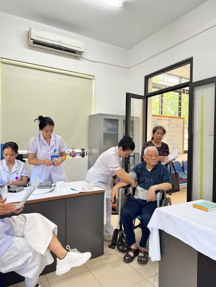 Trạm y tế phường tổ chức khám, tư vấn và chăm sóc sức khỏe cho người có công - Ảnh 3.
