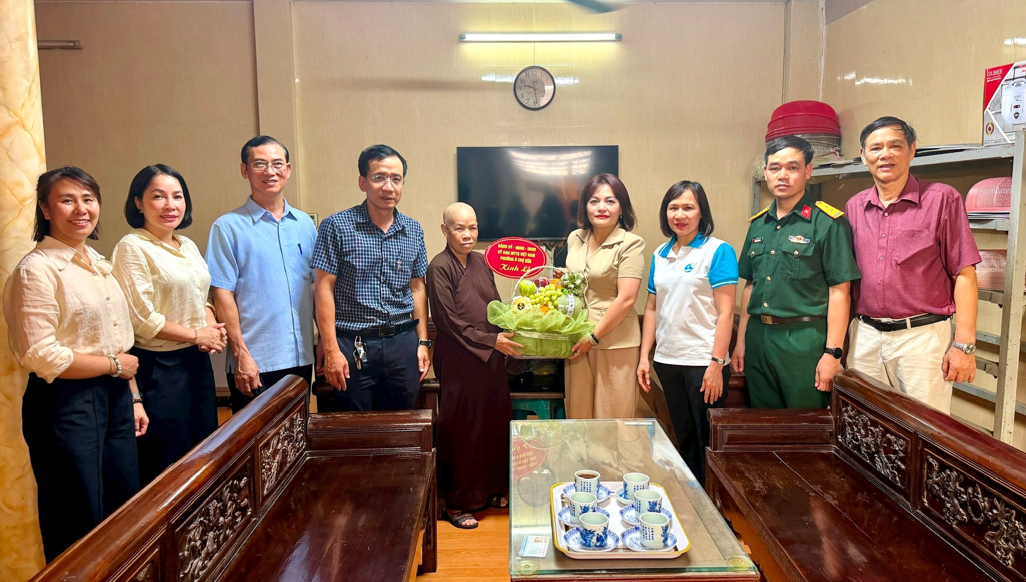 Phường Ô Chợ Dừa thăm, chúc mừng các cơ sở Phật giáo, tín ngưỡng nhân dịp Đại lễ Phật đản- Ảnh 2.