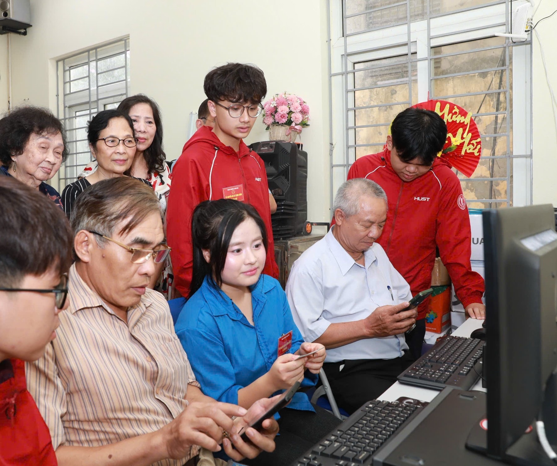 Phường Bạch Mai đẩy mạnh ứng dụng công nghệ số, đưa nghị quyết vào cuộc sống- Ảnh 3.