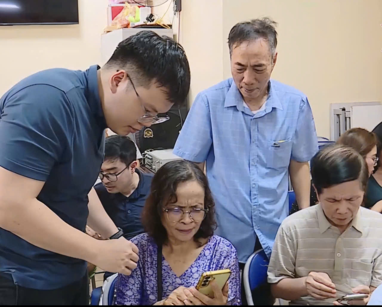 Phường Bạch Mai đưa kỹ năng số đến từng ngõ phố, người dân- Ảnh 3.