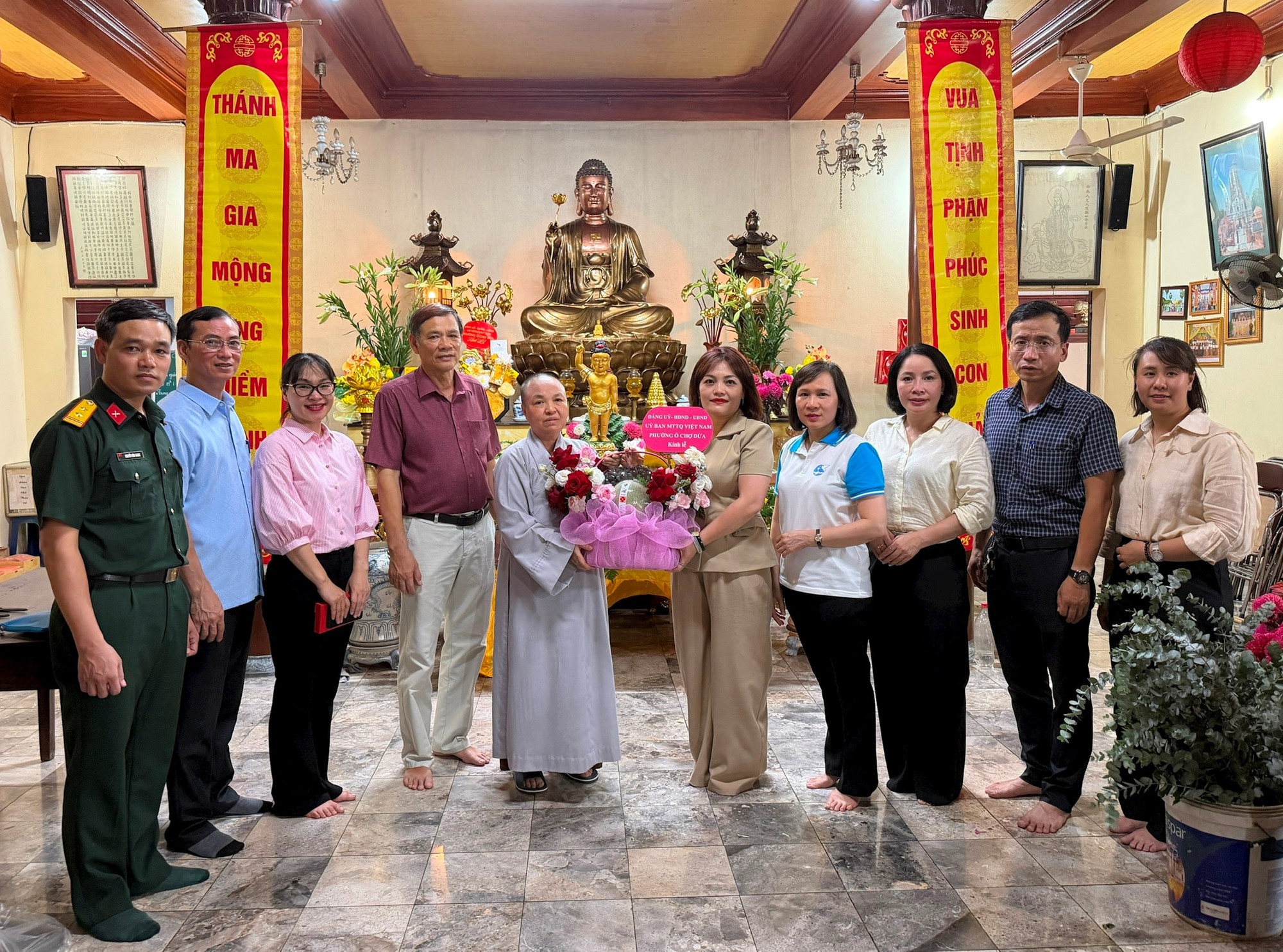 Phường Ô Chợ Dừa thăm, chúc mừng các cơ sở Phật giáo, tín ngưỡng nhân dịp Đại lễ Phật đản- Ảnh 1.