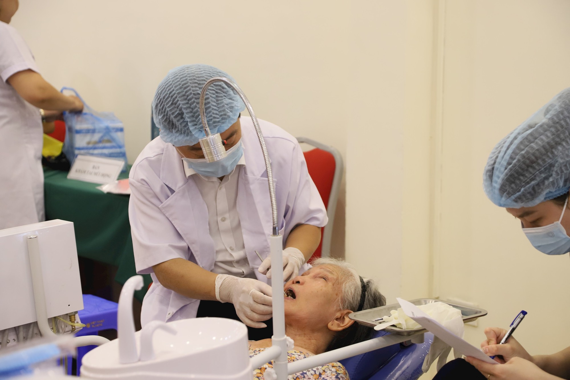 Phường Hoàn Kiếm: Khám, tư vấn sức khỏe miễn phí cho người cao tuổi- Ảnh 2.