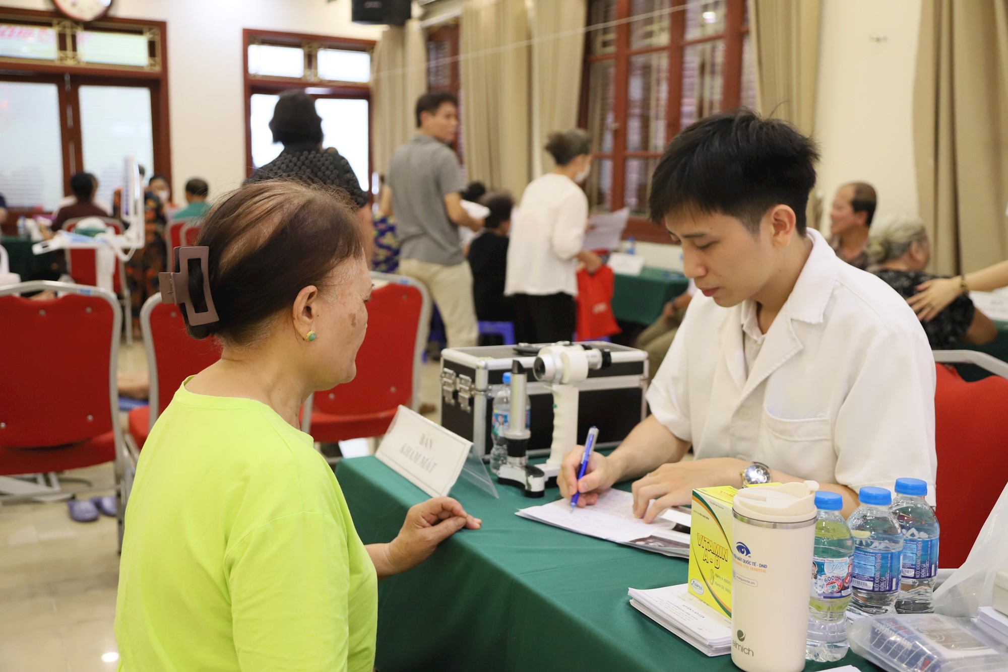 Phường Hoàn Kiếm: Khám, tư vấn sức khỏe miễn phí cho người cao tuổi- Ảnh 1.