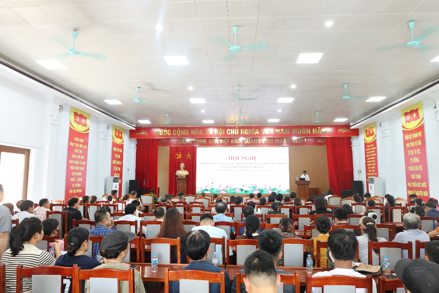 UBND xã Mê Linh tổ chức hội nghị tập huấn thực hiện các quy định về công tác an toàn thực phẩm năm 2026 trên địa bàn xã- Ảnh 1.