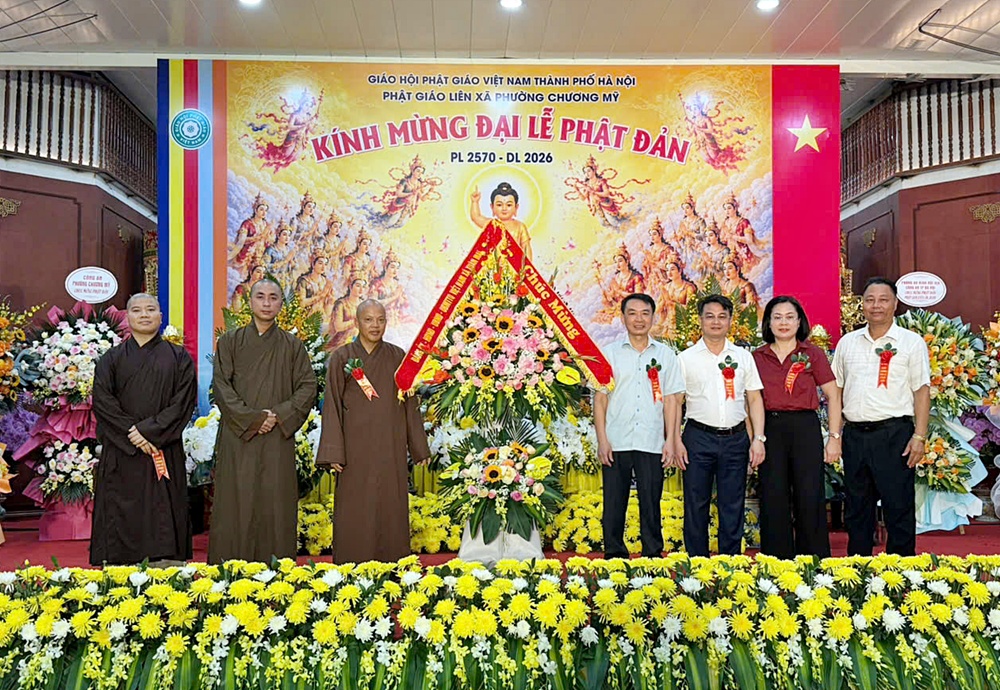 Đoàn đại biểu đại diện xã Xuân Mai tặng hoa chúc mừng chùa Trăm Gian nhân dịp Đại lễ Phật đản Phật lịch 2570 – Dương lịch 2026- Ảnh 1.