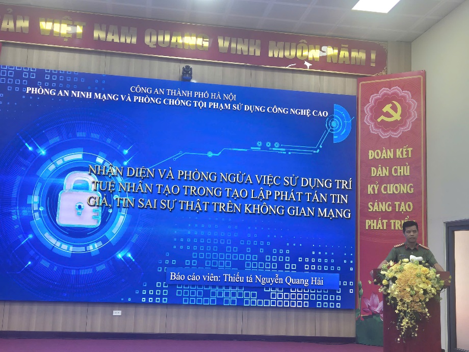 Công an phường Phương Liệt tham mưu UBND phường tổ chức tập huấn nhận diện và phòng ngừa việc sử dụng trí tuệ nhân tạo trong tạo lập phát tán tin giả, tin sai sự thật trên không gian mạng- Ảnh 2.