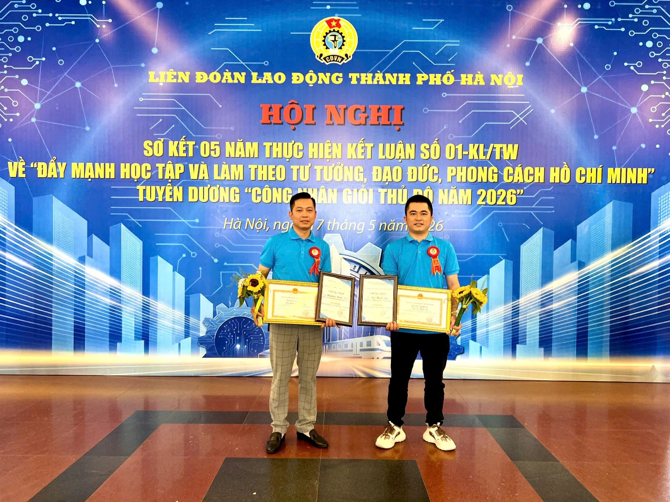 Tin bài: 02 công nhân tiêu biểu phường Yên Sở được vinh danh trong Hội nghị tuyên dương 100 công nhân giỏi Thủ đô năm 2026- Ảnh 1.