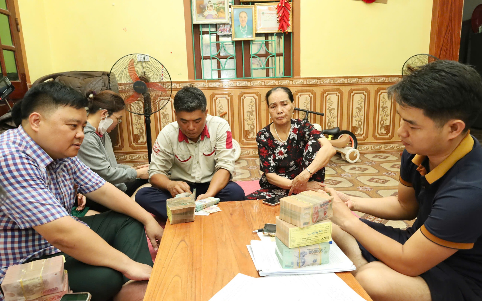 PHƯỜNG TÙNG THIỆN ĐẨY NHANH GIẢI PHÓNG MẶT BẰNG DỰ ÁN CẢI TẠO, NÂNG CẤP TỈNH LỘ 413: NGƯỜI DÂN ĐỒNG THUẬN NHẬN TIỀN BỒI THƯỜNG