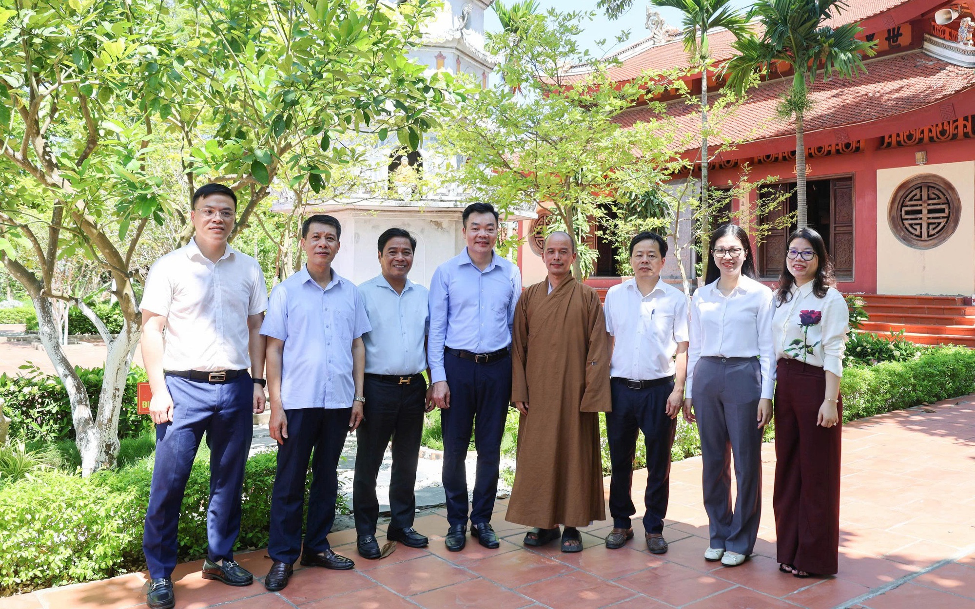 Lãnh đạo xã Đại Xuyên thăm, chúc mừng các cơ sở Phật giáo nhân dịp Đại lễ Phật đản năm 2026