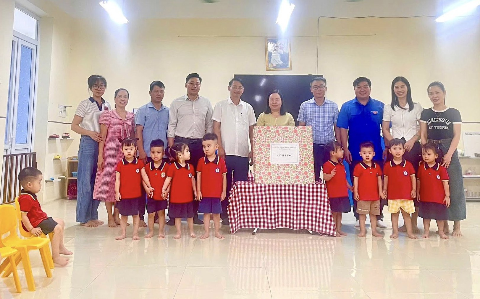 TÂY PHƯƠNG THĂM, TẶNG QUÀ THIẾU NHI NHÂN DỊP QUỐC TẾ THIẾU NHI 1/6