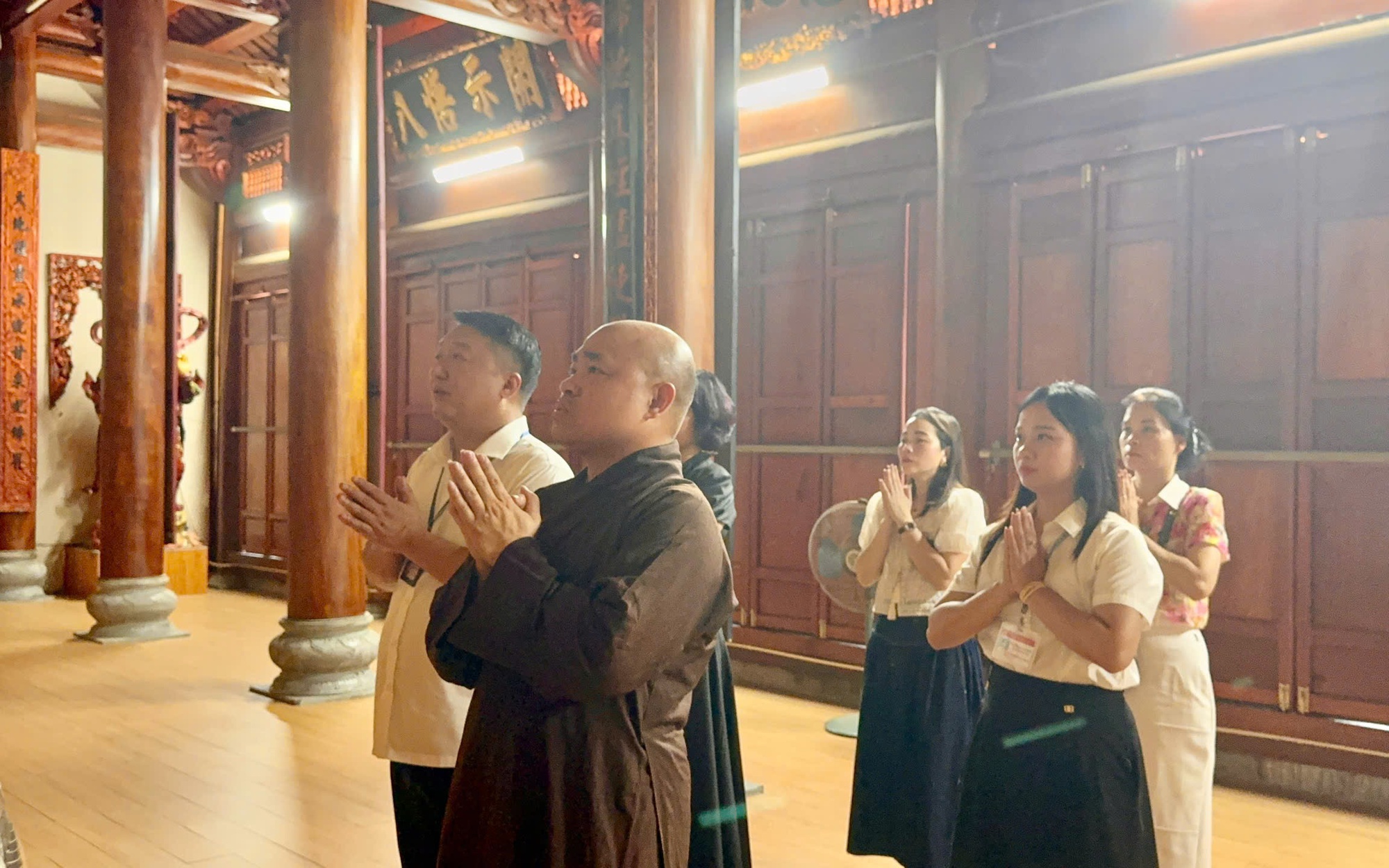 Ảnh: Đoàn lãnh đạo xã Bình Minh dâng hương lễ Phật tại chùa Vũ Lăng