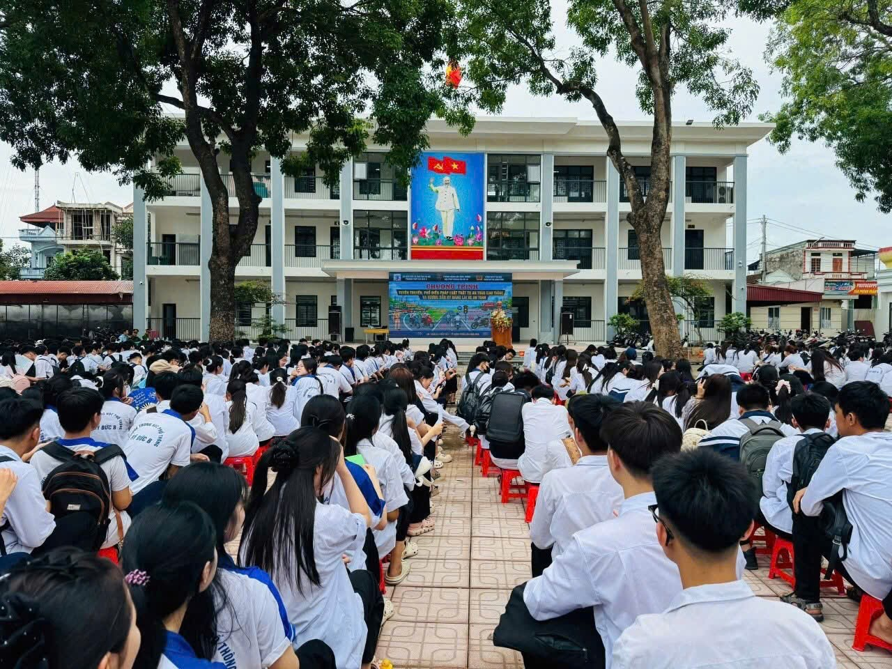 Công an xã Hồng Sơn phối hợp tuyên truyền pháp luật  an toàn giao thông và hướng dẫn kỹ năng lái xe an toàn cho giáo viên và hơn 1.000 học sinh Trường THPT Mỹ Đức B.- Ảnh 1.