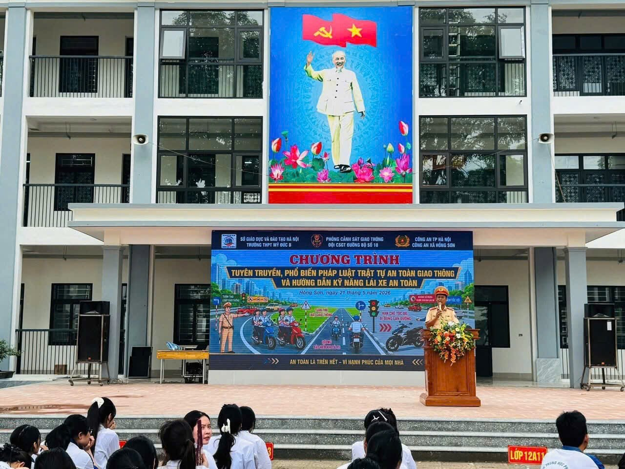 Công an xã Hồng Sơn phối hợp tuyên truyền pháp luật  an toàn giao thông và hướng dẫn kỹ năng lái xe an toàn cho giáo viên và hơn 1.000 học sinh Trường THPT Mỹ Đức B.- Ảnh 2.
