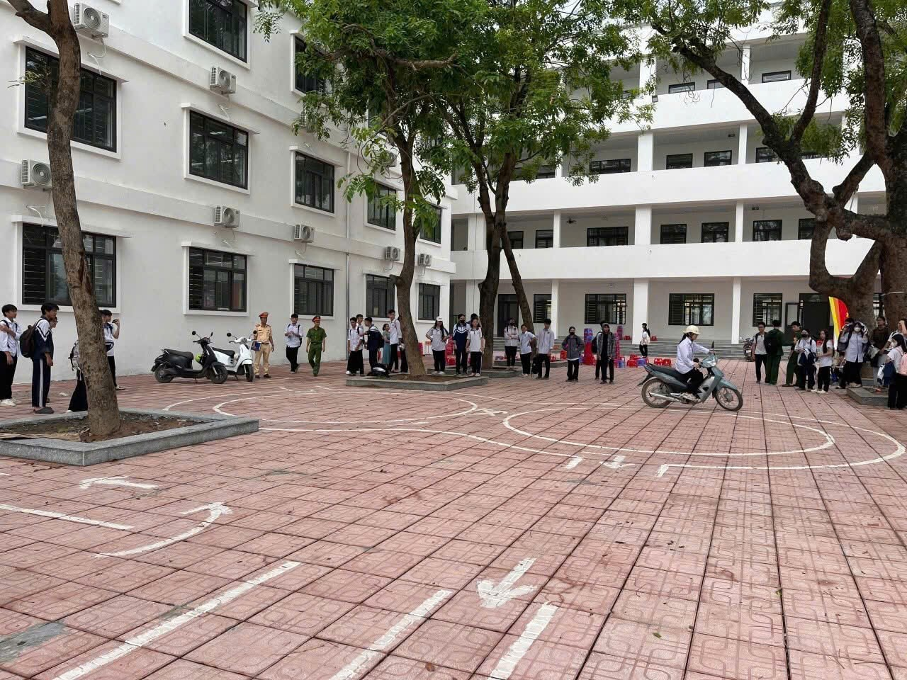Công an xã Hồng Sơn phối hợp tuyên truyền pháp luật  an toàn giao thông và hướng dẫn kỹ năng lái xe an toàn cho giáo viên và hơn 1.000 học sinh Trường THPT Mỹ Đức B.- Ảnh 3.