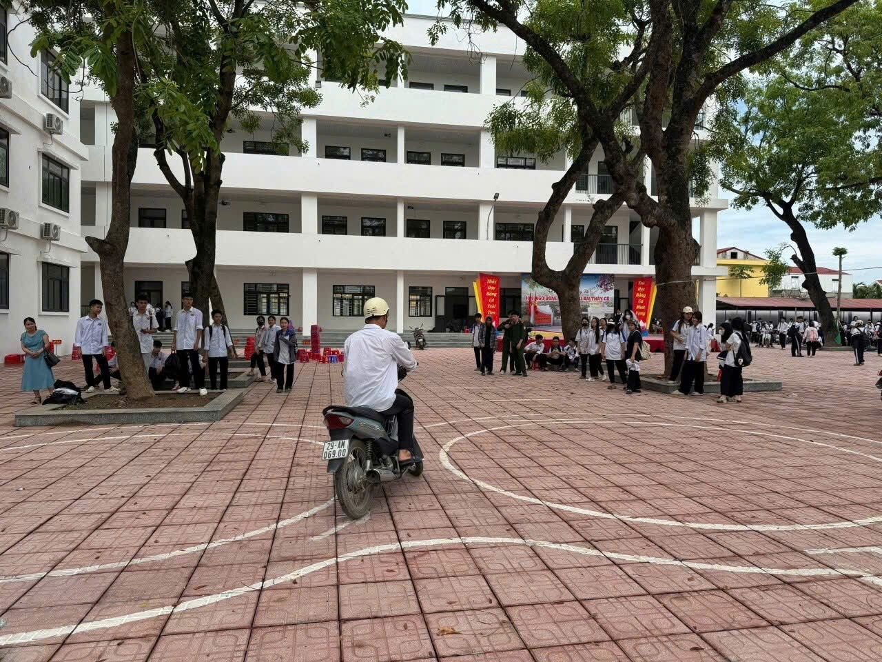 Công an xã Hồng Sơn phối hợp tuyên truyền pháp luật  an toàn giao thông và hướng dẫn kỹ năng lái xe an toàn cho giáo viên và hơn 1.000 học sinh Trường THPT Mỹ Đức B.- Ảnh 4.