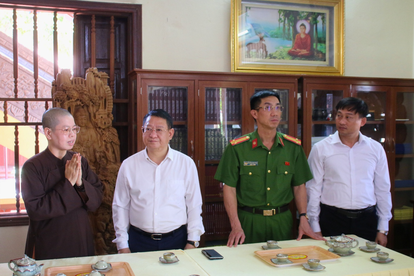 Lãnh đạo xã Tiến Thắng thăm, chúc mừng chùa Long Khánh, thôn Cư An dịp Đại lễ Phật đản Phật lịch 2570- Ảnh 1.