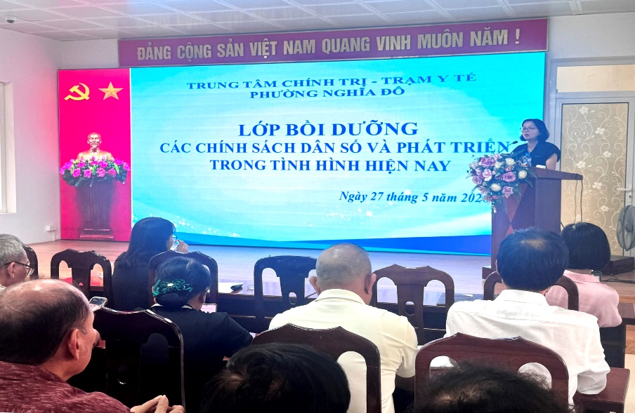 Phường Nghĩa Đô: Hơn 220 cán bộ cơ sở tham gia lớp bồi dưỡng chính sách dân số và phát triển- Ảnh 2.