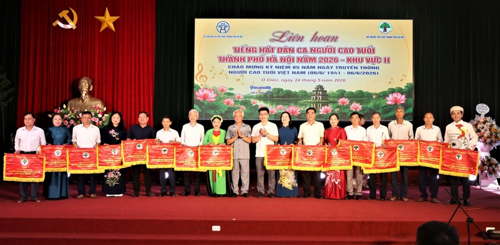 Đoàn văn nghệ Hội Người cao tuổi xã Xuân Mai ghi dấu ấn tại Liên hoan Tiếng hát dân ca Người cao tuổi thành phố Hà Nội năm 2026- Ảnh 1.
