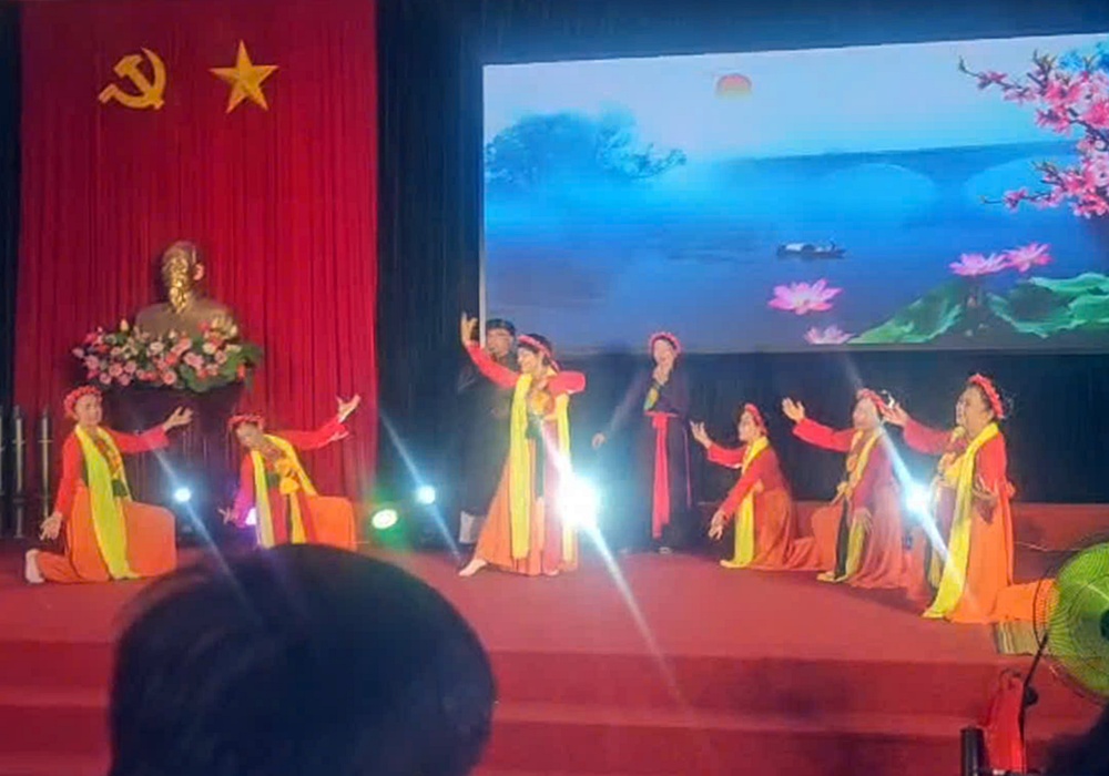 Đoàn văn nghệ Hội Người cao tuổi xã Xuân Mai ghi dấu ấn tại Liên hoan Tiếng hát dân ca Người cao tuổi thành phố Hà Nội năm 2026- Ảnh 2.