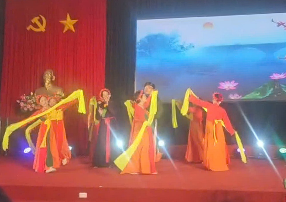 Đoàn văn nghệ Hội Người cao tuổi xã Xuân Mai ghi dấu ấn tại Liên hoan Tiếng hát dân ca Người cao tuổi thành phố Hà Nội năm 2026- Ảnh 3.