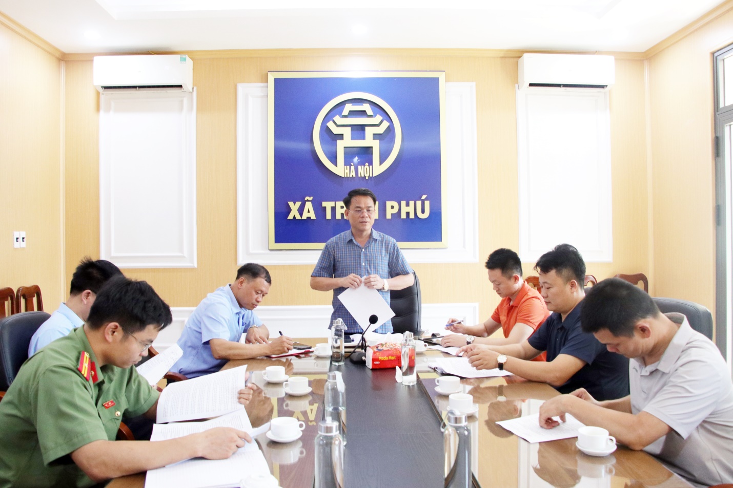 Hội nghị triển khai kế hoạch tổ chức cưỡng chế buộc thực hiện biện pháp khắc phục hậu quả đối với công trình xây dựng của ông Nguyễn Tích Tảo thôn Công An, xã Trần Phú- Ảnh 1.