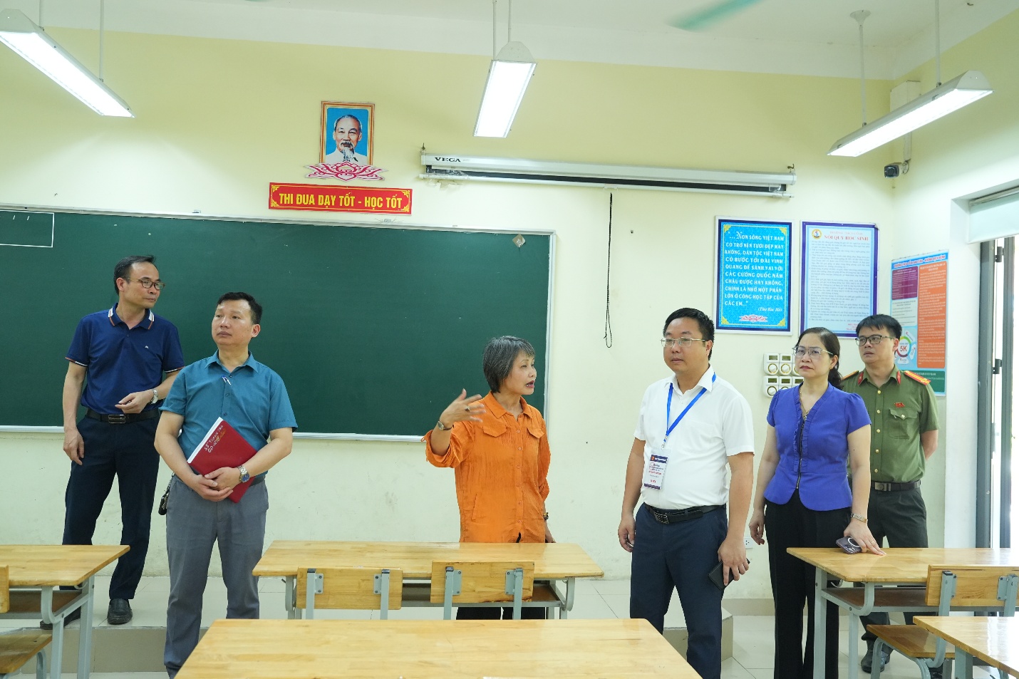 Đồng chí Nguyễn Ngọc Dũng - Phó Chủ tịch UBND xã kiểm tra công tác chuẩn bị kỳ thi vào lớp 10 THPT trên địa bàn xã Gia Lâm- Ảnh 1.