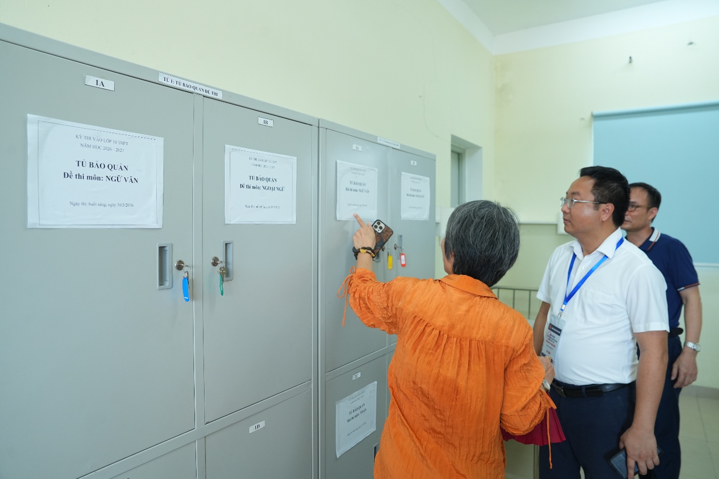 Đồng chí Nguyễn Ngọc Dũng - Phó Chủ tịch UBND xã kiểm tra công tác chuẩn bị kỳ thi vào lớp 10 THPT trên địa bàn xã Gia Lâm- Ảnh 2.
