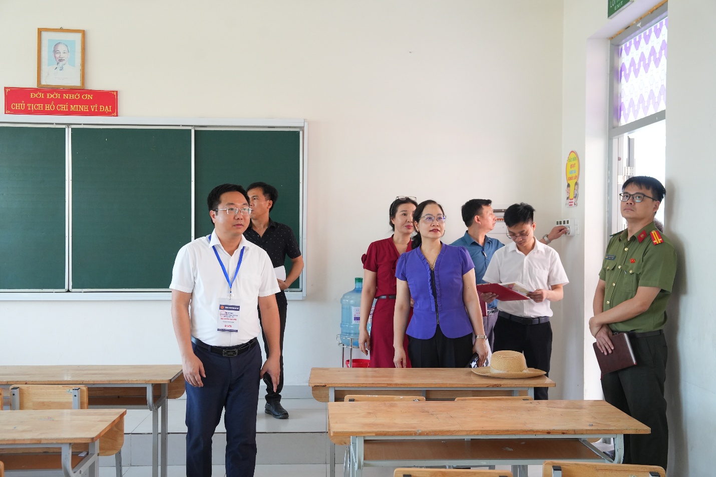 Đồng chí Nguyễn Ngọc Dũng - Phó Chủ tịch UBND xã kiểm tra công tác chuẩn bị kỳ thi vào lớp 10 THPT trên địa bàn xã Gia Lâm- Ảnh 3.
