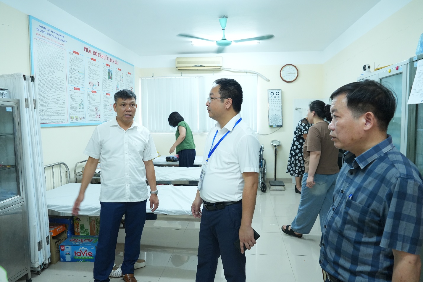 Đồng chí Nguyễn Ngọc Dũng - Phó Chủ tịch UBND xã kiểm tra công tác chuẩn bị kỳ thi vào lớp 10 THPT trên địa bàn xã Gia Lâm- Ảnh 4.