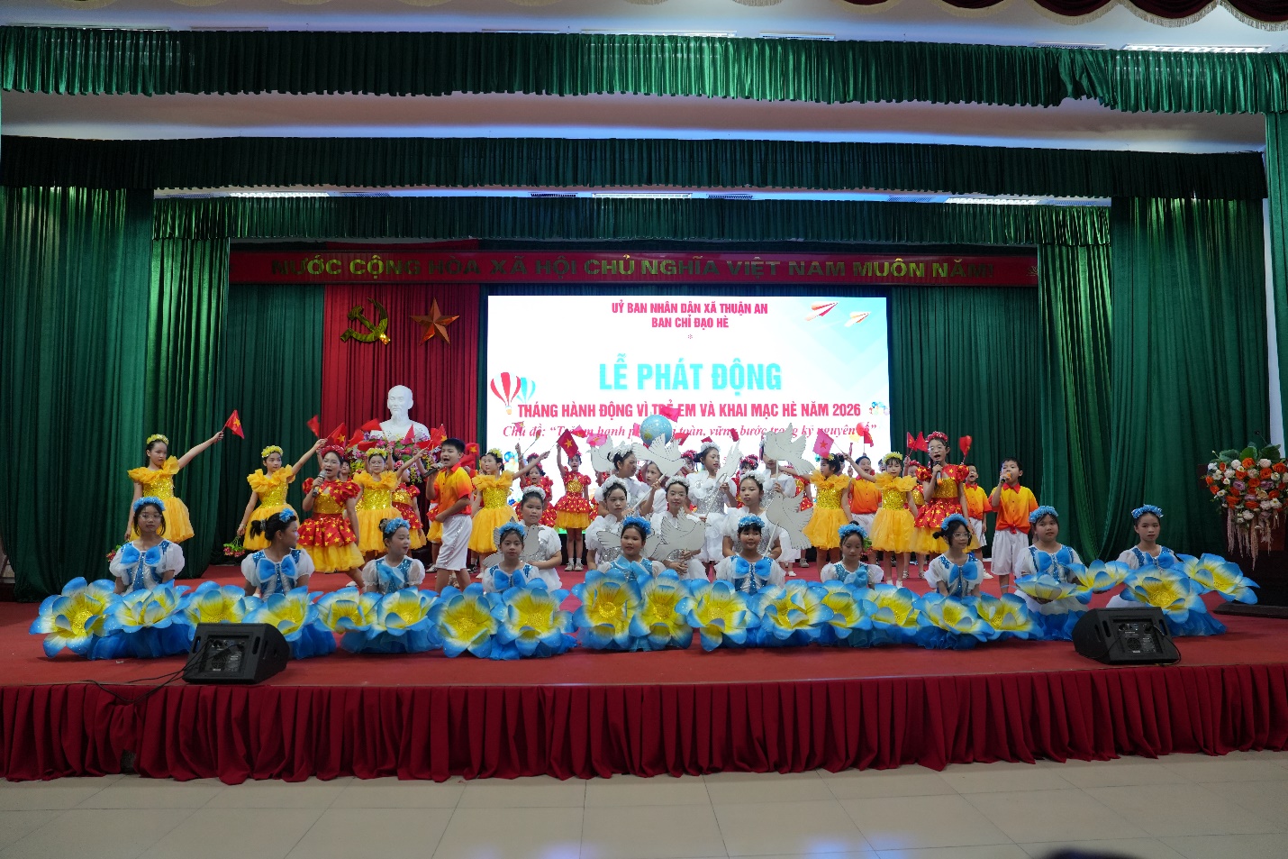 A group of children on a stage  AI-generated content may be incorrect.