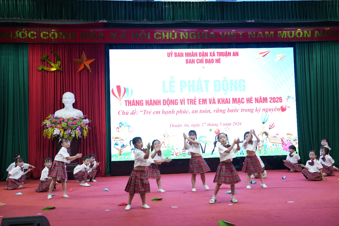 A group of children on a stage  AI-generated content may be incorrect.
