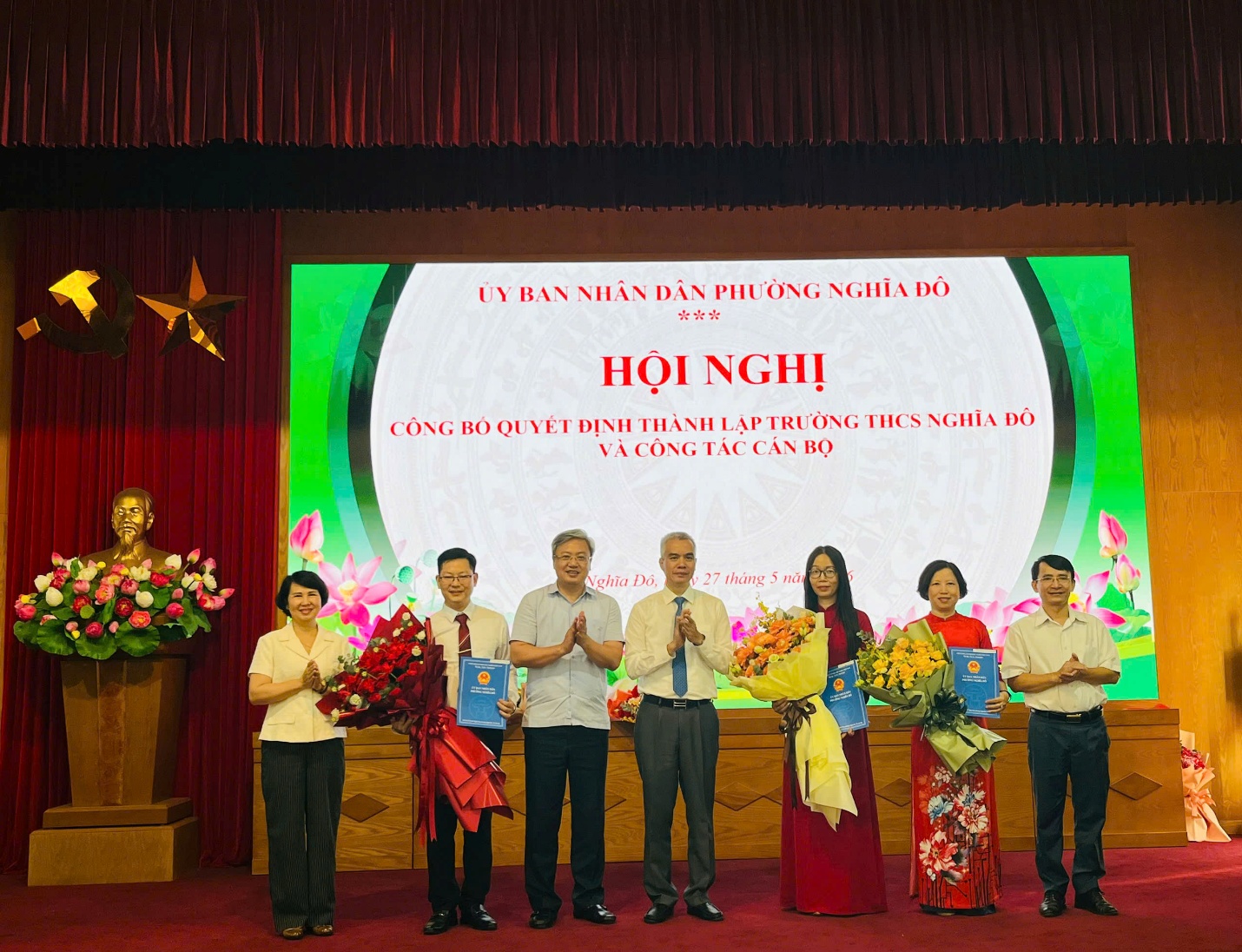 Phường Nghĩa Đô công bố quyết định thành lập Trường THCS Nghĩa Đô và công tác cán bộ- Ảnh 1.