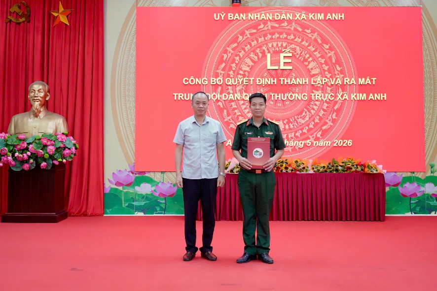 XÃ KIM ANH TỔ CHỨC LỄ CÔNG BỐ QUYẾT ĐỊNH THÀNH LẬP VÀ RA MẮT TRUNG ĐỘI DÂN QUÂN THƯỜNG TRỰC- Ảnh 2.