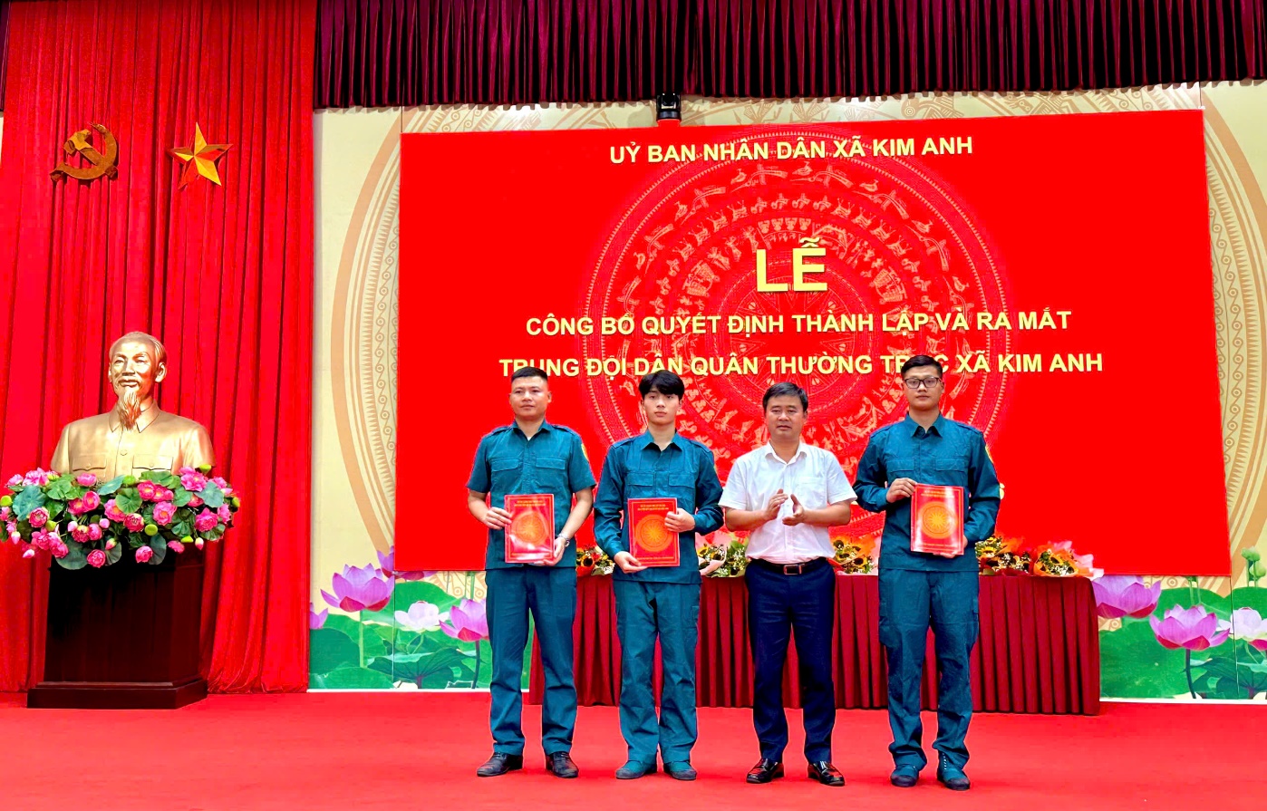 XÃ KIM ANH TỔ CHỨC LỄ CÔNG BỐ QUYẾT ĐỊNH THÀNH LẬP VÀ RA MẮT TRUNG ĐỘI DÂN QUÂN THƯỜNG TRỰC- Ảnh 3.