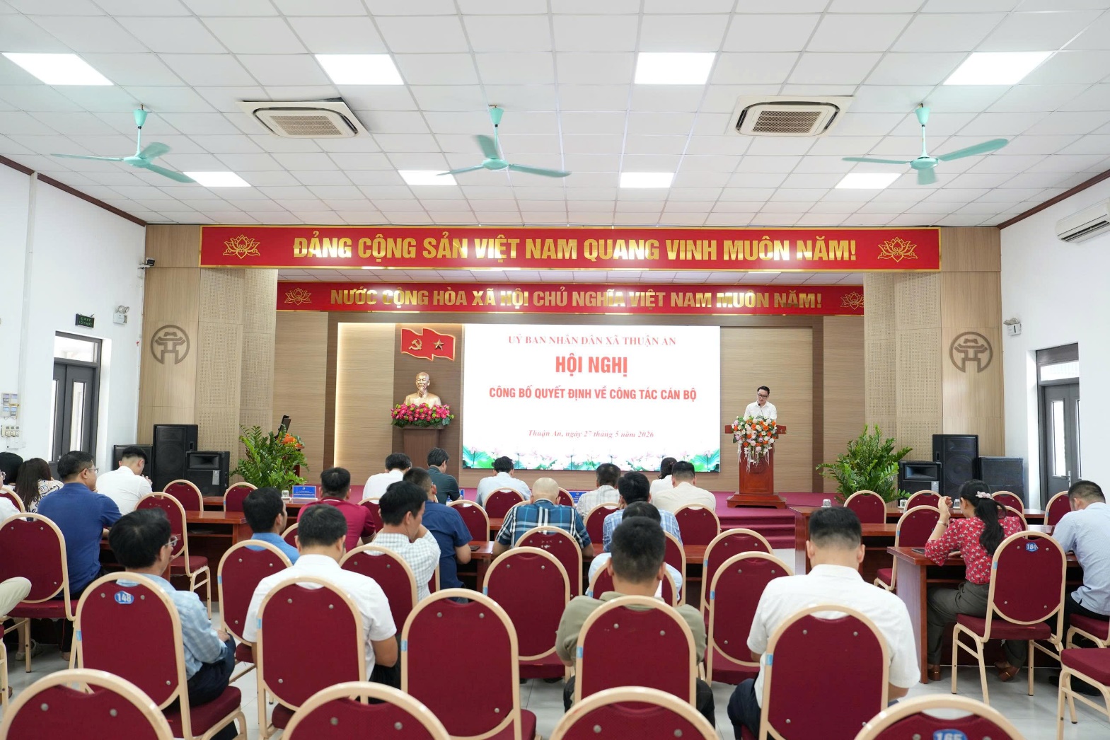 UBND xã Thuận An công bố các quyết định về công tác cán bộ- Ảnh 1.