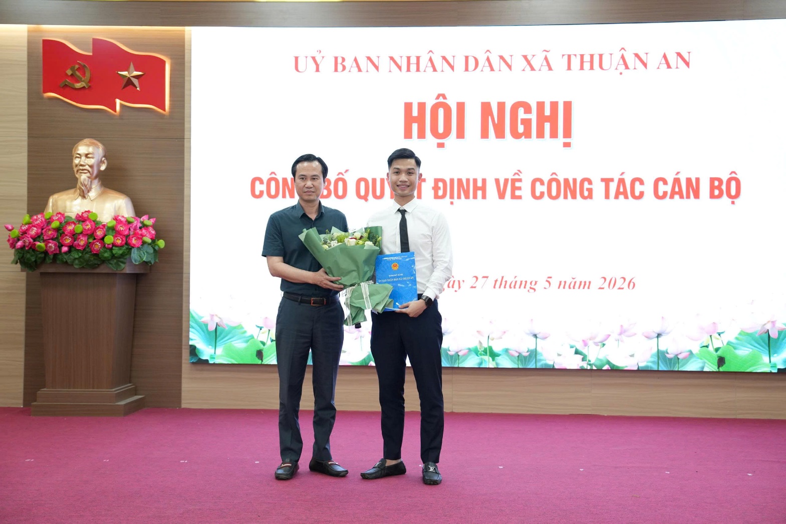 UBND xã Thuận An công bố các quyết định về công tác cán bộ- Ảnh 2.