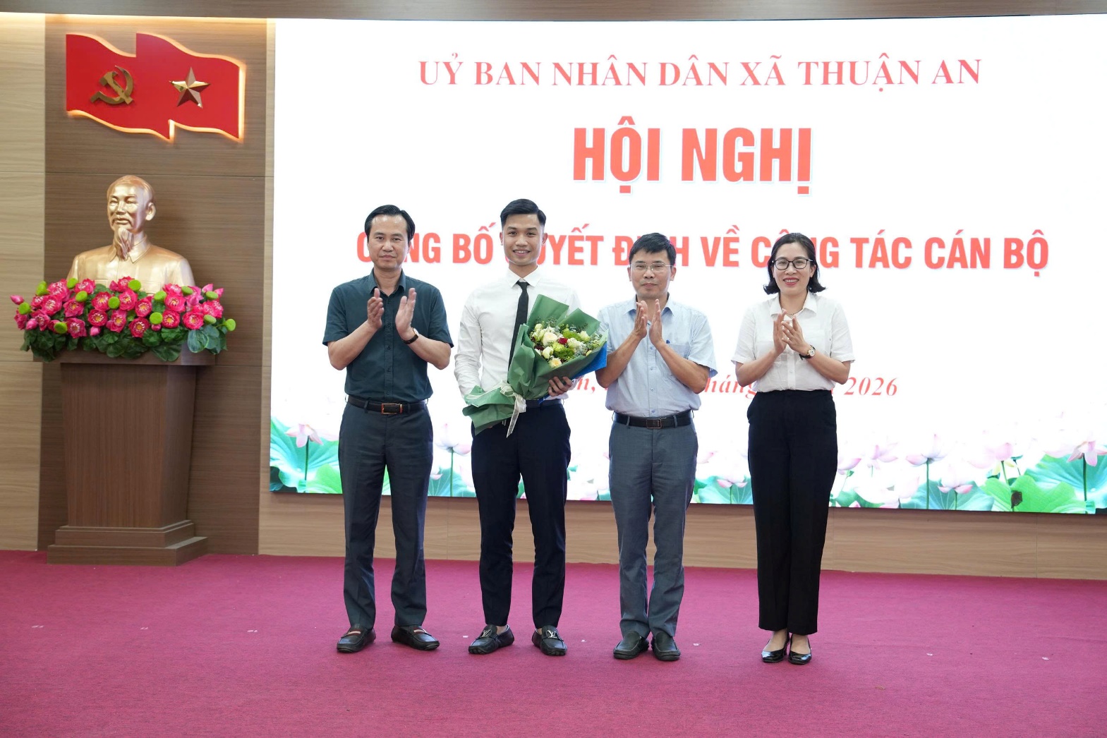 UBND xã Thuận An công bố các quyết định về công tác cán bộ- Ảnh 3.