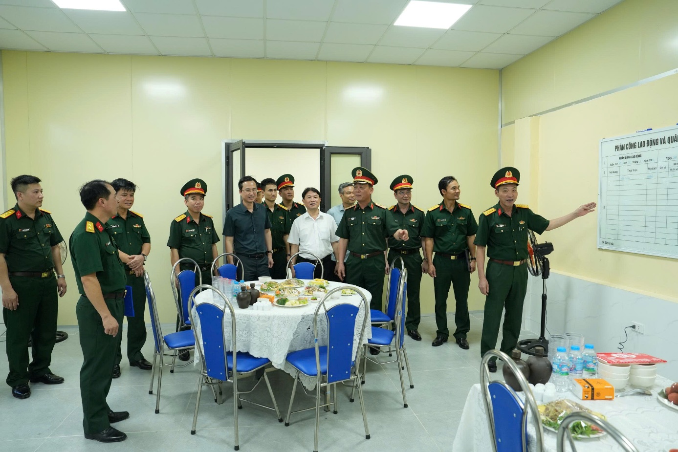 BCH Quân sự xã Thuận An khánh thành công trình chào mừng kỷ niệm 80 năm Ngày truyền thống lực lượng vũ trang Thủ đô (19/10/1946- 19/10/2026)- Ảnh 7.