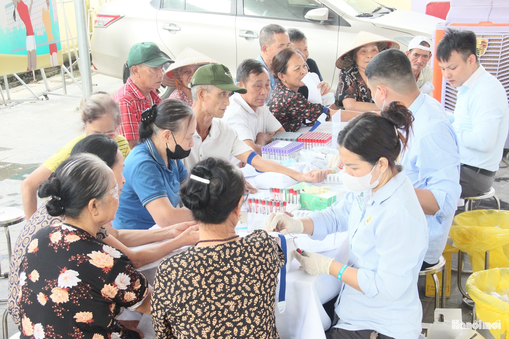 Hơn 600 người cao tuổi xã Vĩnh Thanh được khám, tư vấn sức khỏe miễn phí- Ảnh 2.