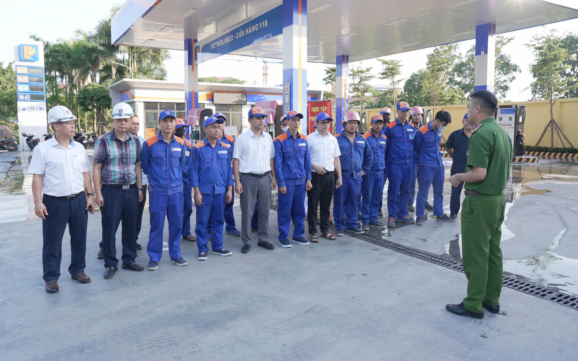 Thực tập phương án chữa cháy và cứu nạn, cứu hộ tại Cửa hàng xăng dầu 118 xã Thiên Lộc.
