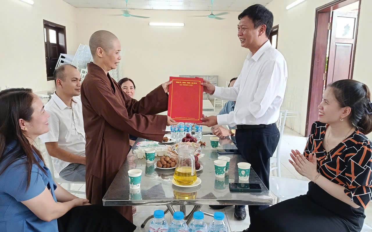 Đoàn công tác xã Thiên Lộc thăm, tặng quà 4 chùa trên địa bàn nhân dịp Đại lễ Phật đản Phật lịch 2570 – Dương lịch 2026