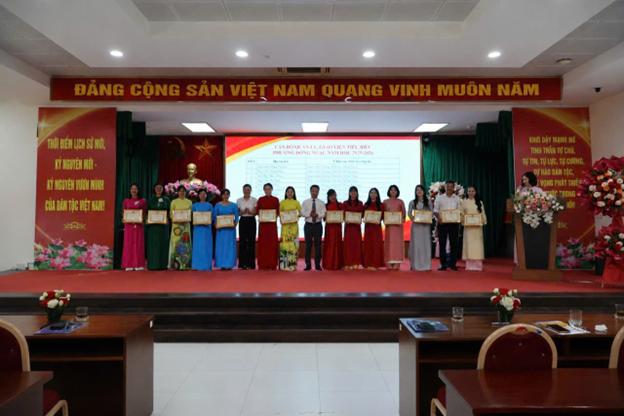 Đông Ngạc tuyên dương khen thưởng cán bộ quản lý, giáo viên, học sinh tiêu biểu xuất sắc năm học 2025-2026- Ảnh 7.