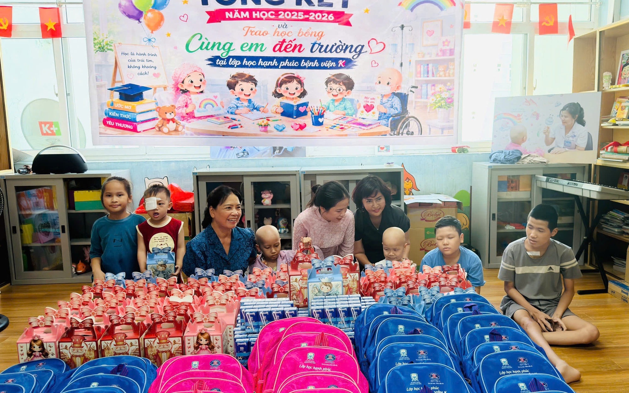 Ảnh: Đ/c Nguyễn Thị Anh Đào - ĐUV, Phó Chủ tịch UBND xã chụp ảnh lưu niệm cùng "Lớp học hạnh phúc"
