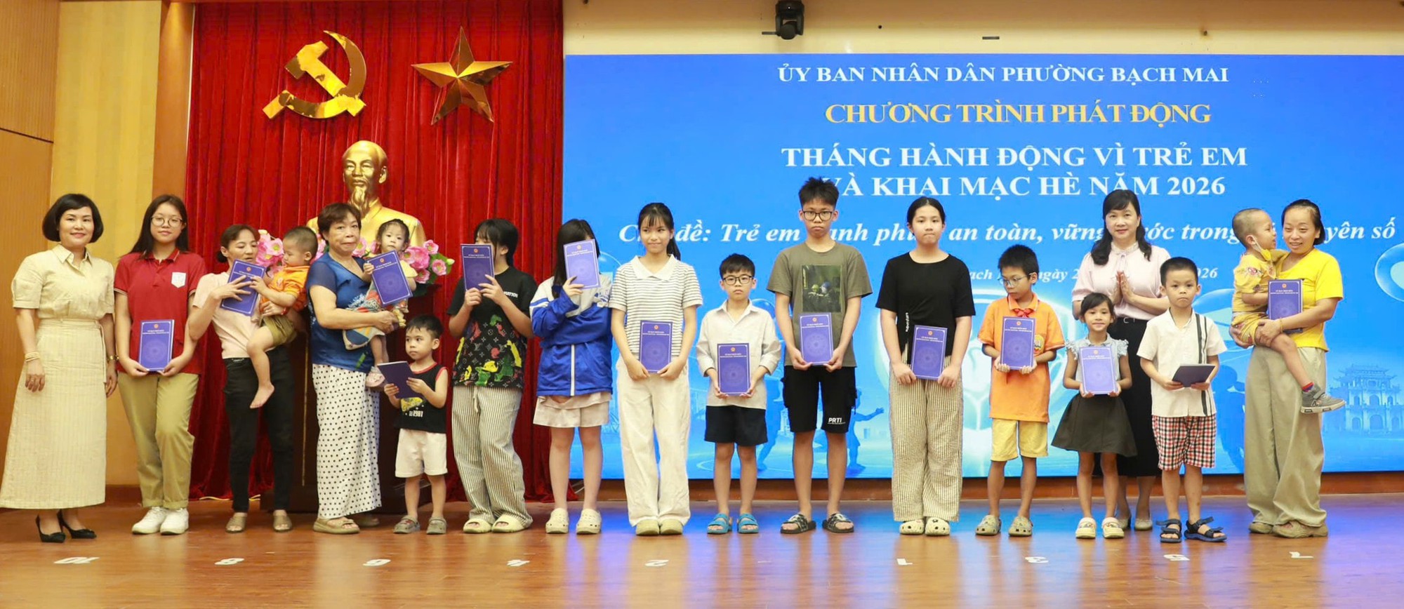 Phường Bạch Mai tặng 101 suất quà cho trẻ có hoàn cảnh khó khăn dịp 1-6- Ảnh 2.