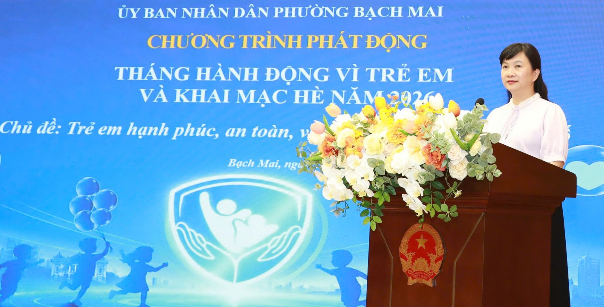 Phường Bạch Mai tặng 101 suất quà cho trẻ có hoàn cảnh khó khăn dịp 1-6- Ảnh 1.