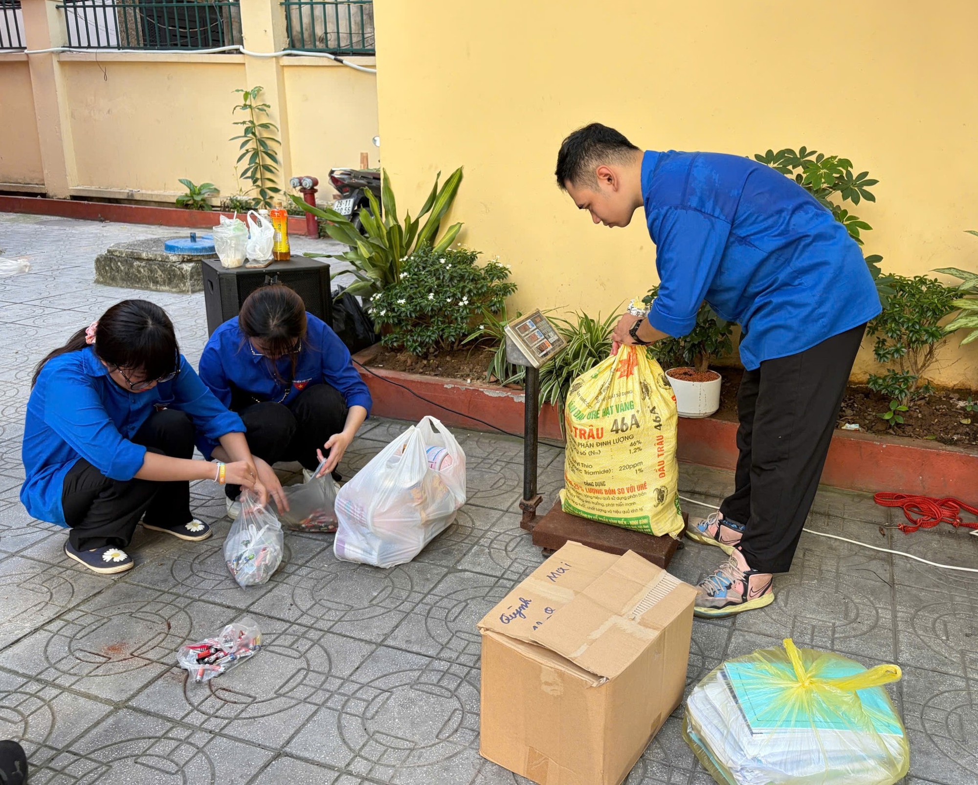 Đoàn viên thanh niên phường Bạch Mai sôi nổi hoạt động “Tử tế vì môi trường”- Ảnh 2.