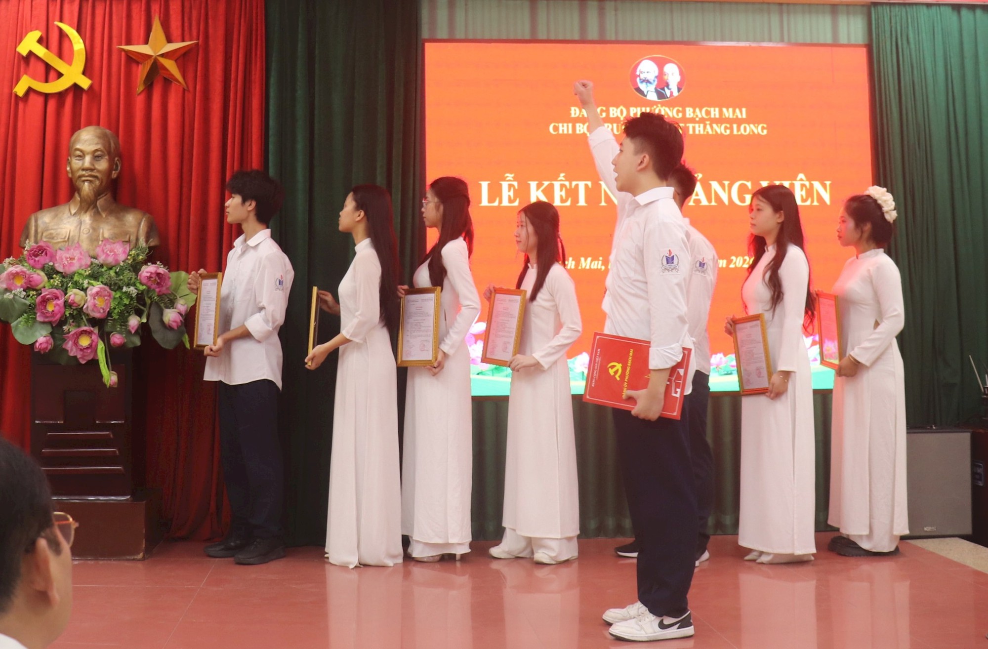 Phường Bạch Mai: 15 học sinh THPT vinh dự được kết nạp Đảng- Ảnh 2.